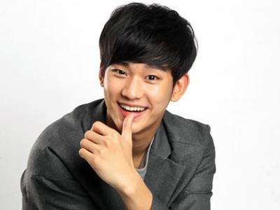 Inikah Alasan Kim Soo Hyun Selalu Tutup Mulutnya Saat Tertawa?